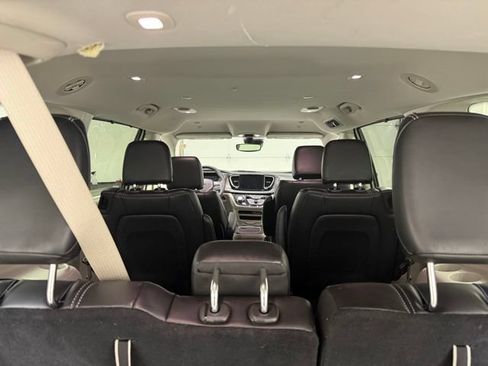 Used 2023 Chrysler Pacifica Touring-L FWD image 10