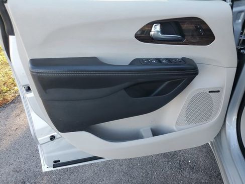 Used 2024 Chrysler Pacifica Limited w/ Uconnect Theater Family Group image 8