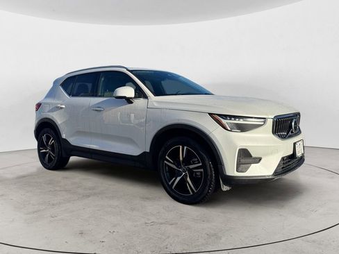Certified 2025 Volvo XC40 B5 Core image 27