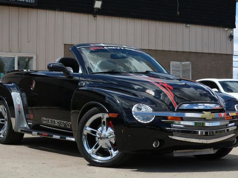 Used 2004 Chevrolet SSR w/ Preferred Equipment Group RWD image 2