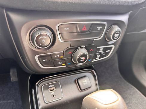Used 2019 Jeep Compass Limited FWD image 22