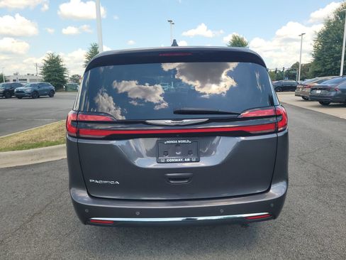 Used 2023 Chrysler Pacifica Touring-L FWD image 4