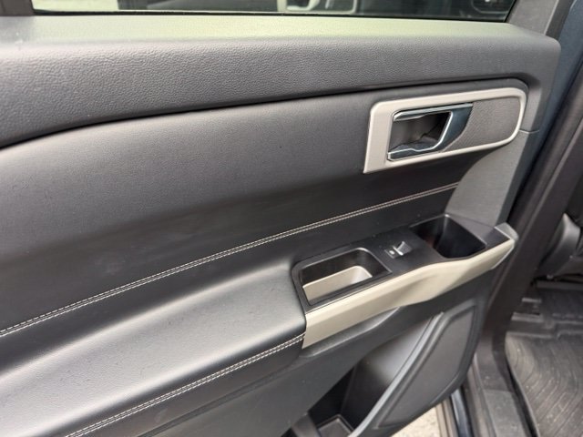 Used 2022 Ford Explorer XLT w/ Equipment Group 202A AWD/4WD image 28
