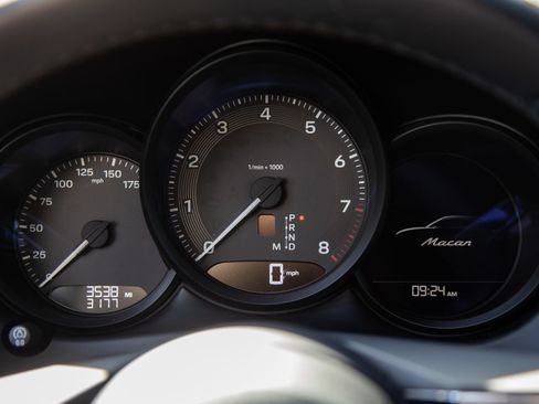 Certified 2026 Porsche Macan AWD/4WD image 17