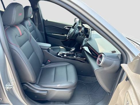 Used 2025 Chevrolet Trax RS w/ Sunroof Package FWD image 37