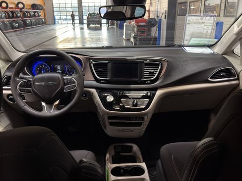 Used 2024 Chrysler Voyager LX image 15