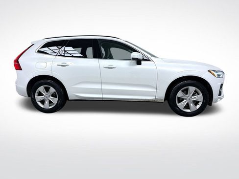 Used 2022 Volvo XC60 B5 Momentum image 11