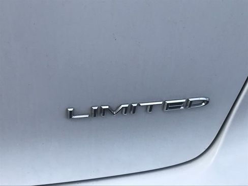 Used 2024 Chrysler Pacifica Limited image 3