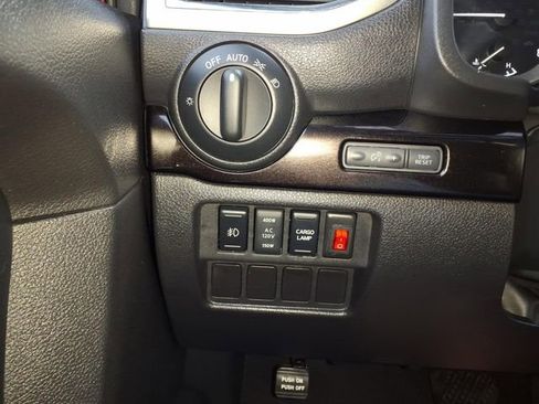 Used 2017 Nissan Titan SV image 16