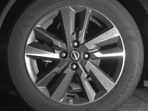 Used 2025 Nissan Versa SV image 12