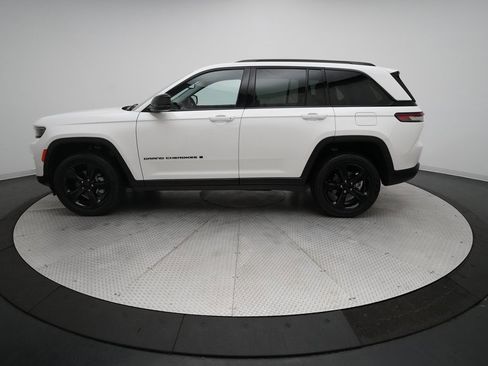 Used 2023 Jeep Grand Cherokee Limited w/ Black Appearance Package image 24