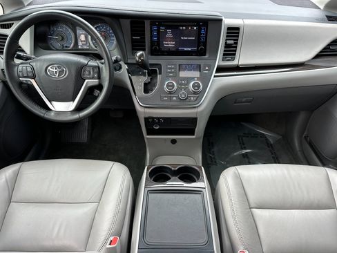 Used 2017 Toyota Sienna XLE image 13