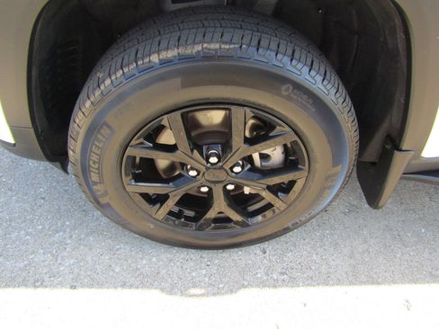 Used 2023 Jeep Grand Cherokee L Laredo AWD/4WD image 9