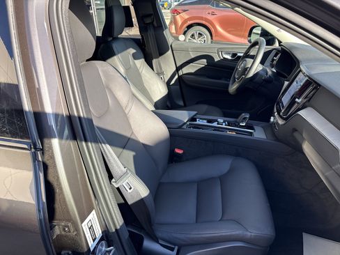 Used 2025 Volvo XC60 B5 Plus image 33