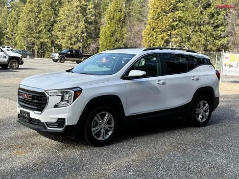 Used 2023 GMC Terrain SLE w/ Driver Convenience Package image 9