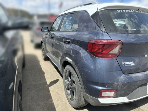 Used 2025 Hyundai Venue Limited FWD image 4