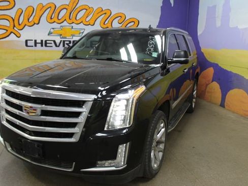 Used 2018 Cadillac Escalade Premium Luxury AWD/4WD image 4