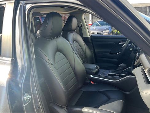 Used 2023 Toyota Highlander XLE image 9