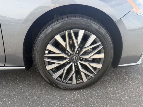 Used 2025 Nissan Altima 2.5 SV FWD image 9