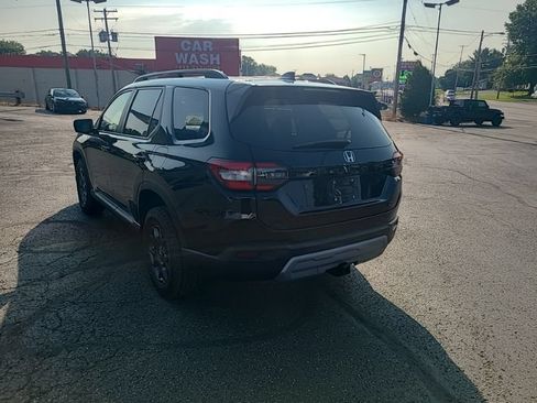 Used 2025 Honda Pilot TrailSport image 4