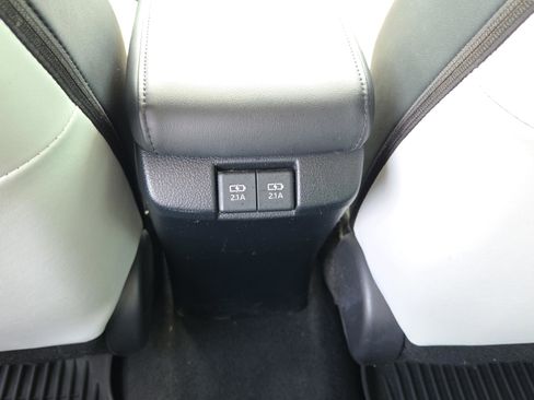 Used 2022 Toyota Prius XLE FWD image 12
