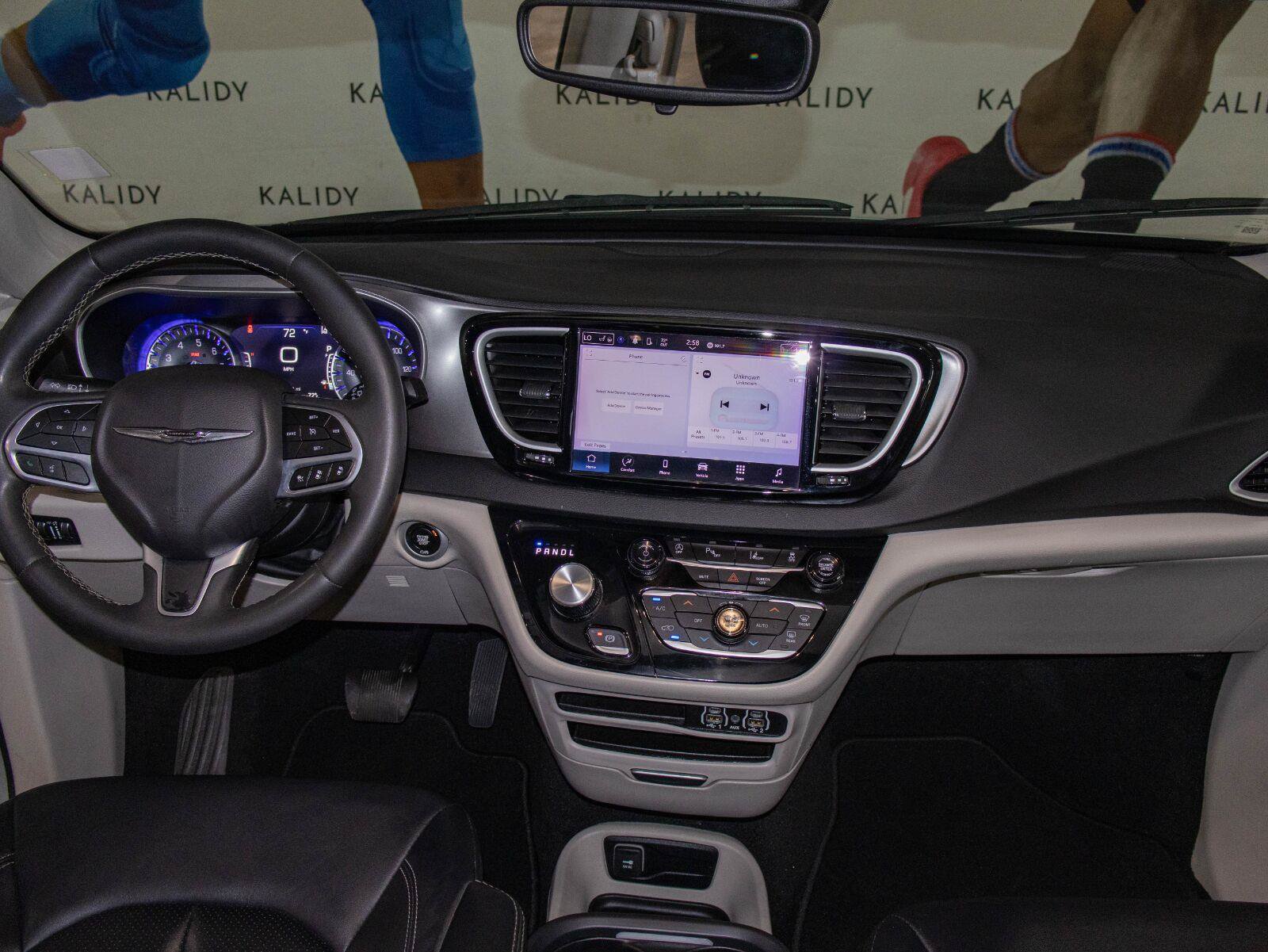 Used 2024 Chrysler Pacifica Touring-L FWD image 3