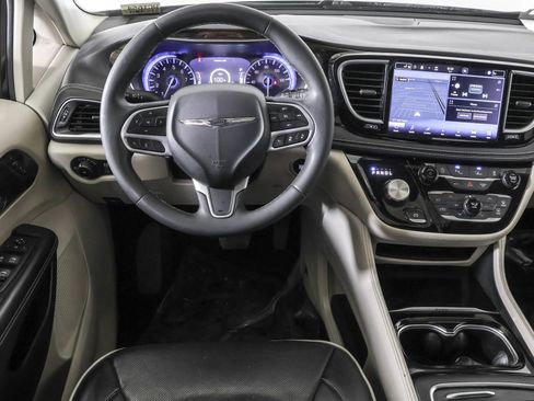 Used 2023 Chrysler Pacifica Limited image 39