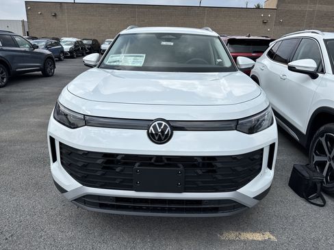 New 2025 Volkswagen Tiguan SE image 3