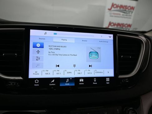 Used 2023 Chrysler Pacifica Touring-L FWD image 21