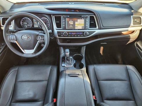 Used 2019 Toyota Highlander XLE image 26
