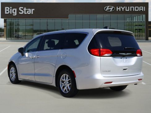 Used 2022 Chrysler Voyager LX FWD image 3