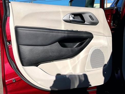 Used 2023 Chrysler Pacifica Touring-L image 23