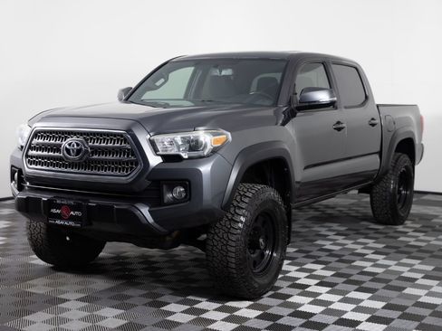Used 2017 Toyota Tacoma TRD Off-Road w/ Premium & Technology Package AWD/4WD image 2