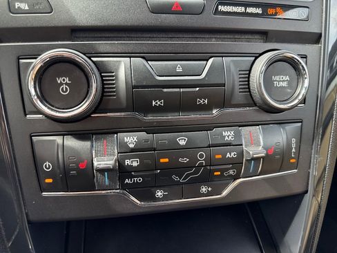 Used 2017 Ford Explorer XLT w/ Equipment Group 202A AWD/4WD image 22