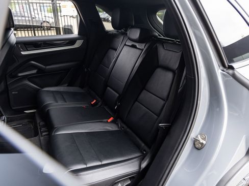 Certified 2024 Porsche Cayenne AWD/4WD image 33