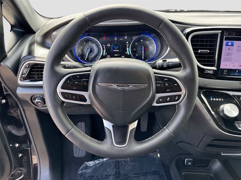 Used 2025 Chrysler Pacifica Select FWD image 11