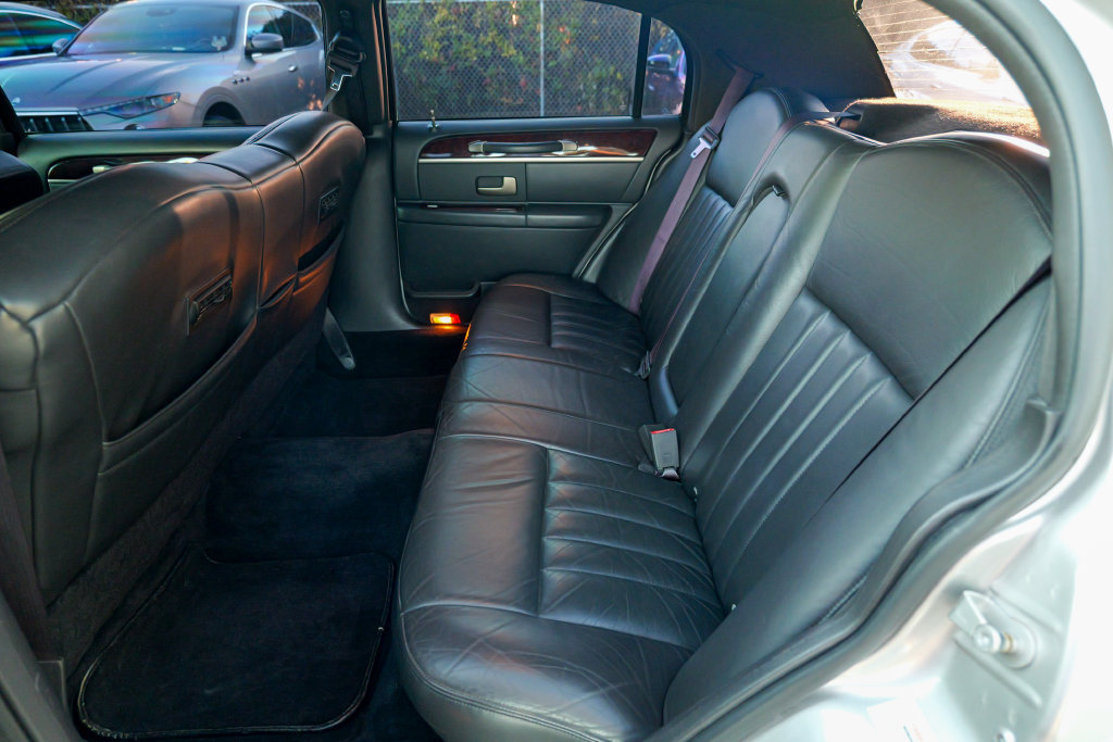 Used 2008 Lincoln Town Car Executive RWD image 30