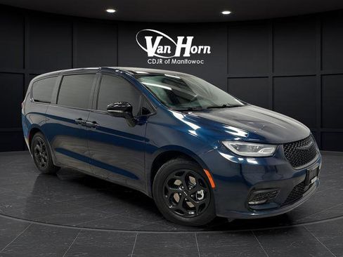 Used 2024 Chrysler Pacifica Select image 1