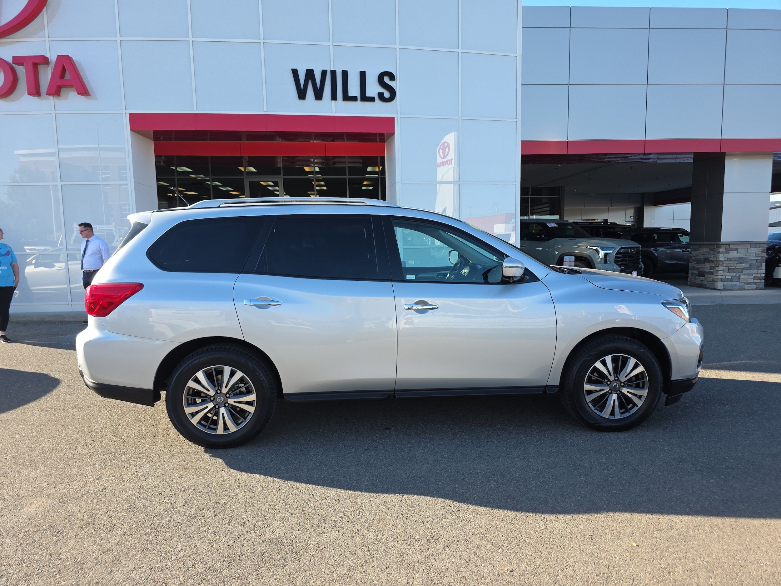 Used 2017 Nissan Pathfinder SL AWD/4WD image 1