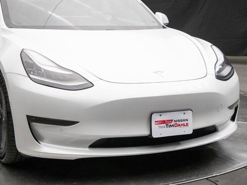Used 2019 Tesla Model 3 Standard Range Plus image 3