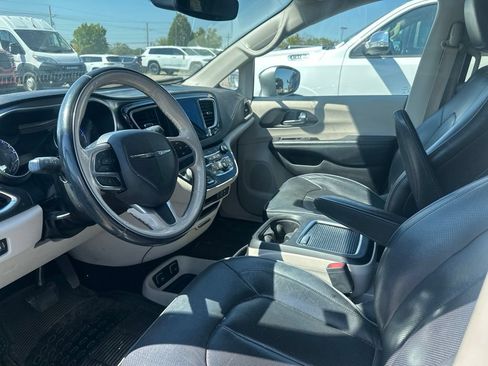 Used 2019 Chrysler Pacifica Limited FWD image 5