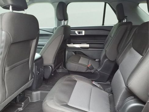 Used 2023 Ford Explorer XLT AWD/4WD image 10