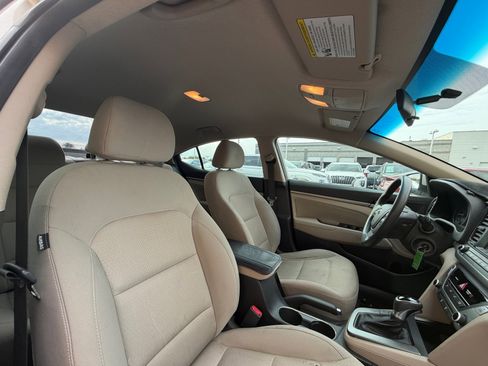 Used 2017 Hyundai Elantra SE image 19