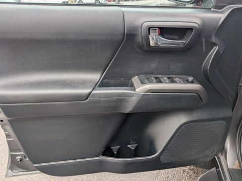 Used 2016 Toyota Tacoma TRD Off-Road w/ Towing Package image 17