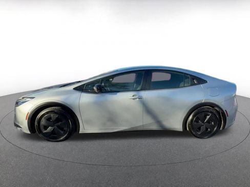 Used 2025 Toyota Prius LE image 9