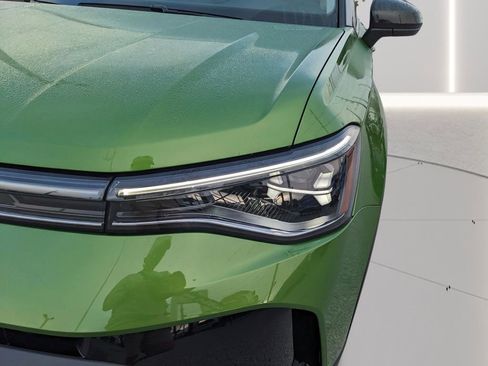 Certified 2025 Volkswagen Taos SE image 10