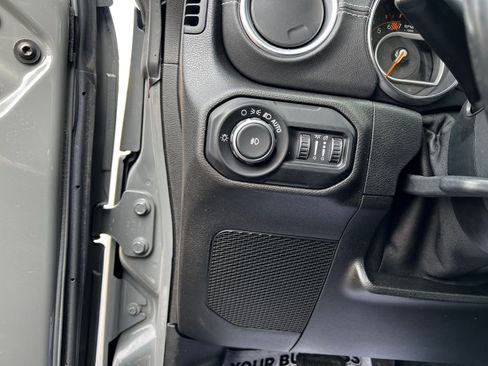 Used 2018 Jeep Wrangler Unlimited Sahara image 12