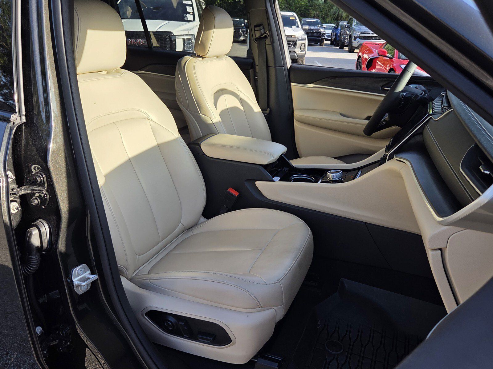 Used 2023 Jeep Grand Cherokee L Limited RWD image 23