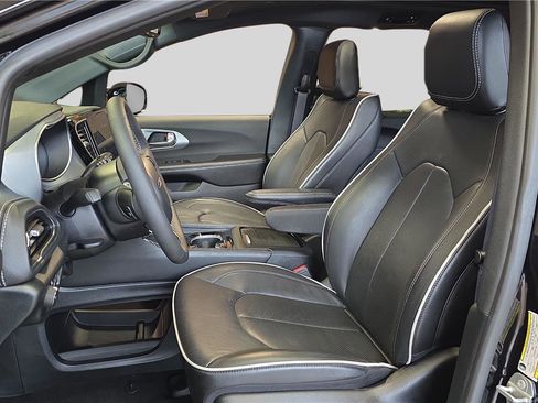 Used 2026 Chrysler Pacifica Limited FWD image 11