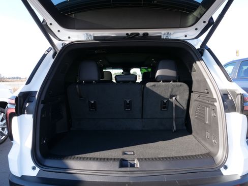 Certified 2026 Chevrolet Traverse LT w/ Sun and Wheel Package image 12